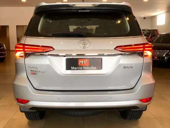 TOYOTA-HILUX SW4-2.8 SRX 4X4 7 LUGARES 16V TURBO INTERCOOLER DIESEL 4P AUTOMÁTICO TOYOTA-HILUX SW4-2018