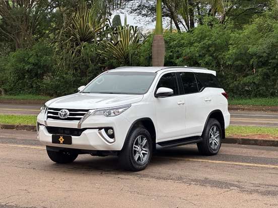 TOYOTA-HILUX SW4-2017