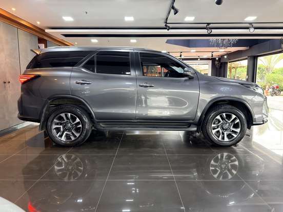 TOYOTA-HILUX SW4-2023