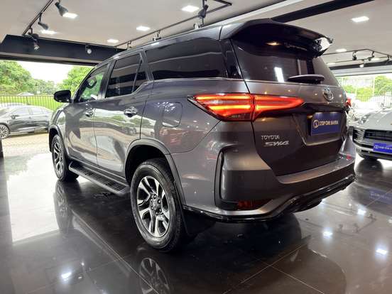 TOYOTA-HILUX SW4-2023
