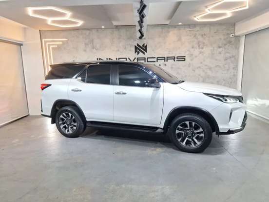 TOYOTA-HILUX SW4-2024