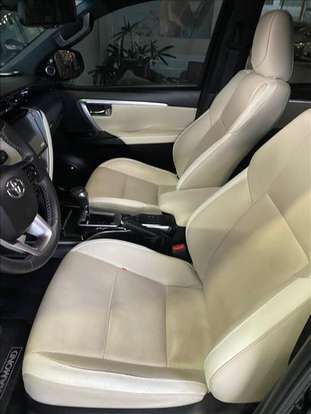 TOYOTA-HILUX SW4-2023