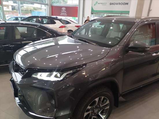 TOYOTA-HILUX SW4-2025