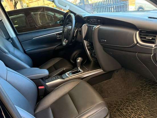 TOYOTA-HILUX SW4-2024