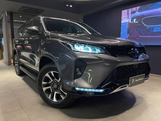 TOYOTA HILUX SW4 2.8 D-4D TURBO DIESEL DIAMOND 7L 4X4 AUTOMÁTICO