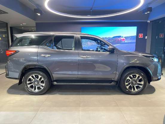 TOYOTA-HILUX SW4-2025