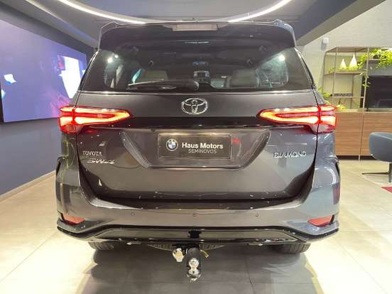 TOYOTA-HILUX SW4-2025