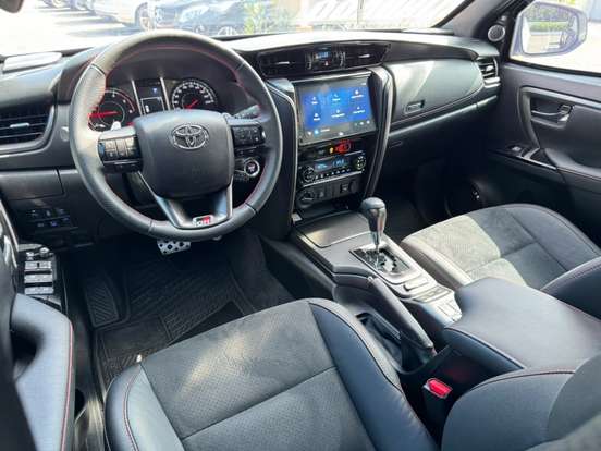 TOYOTA-HILUX SW4-2024