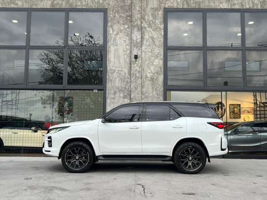 TOYOTA-HILUX SW4-2023