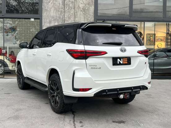 TOYOTA-HILUX SW4-2023
