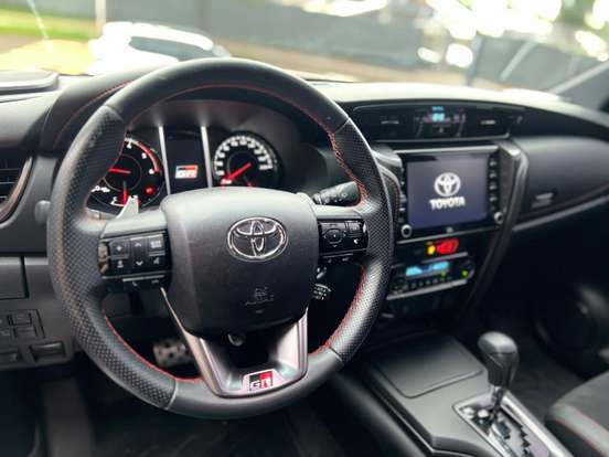TOYOTA-HILUX SW4-2.8 D-4D TURBO DIESEL GR-S 7L 4X4 AUTOMÁTICO TOYOTA-HILUX SW4-2023