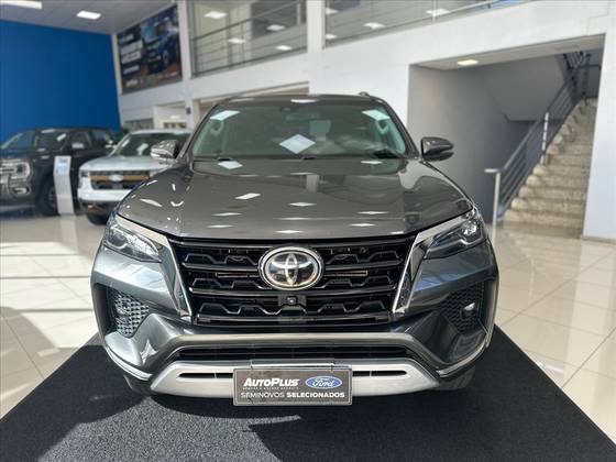 TOYOTA HILUX SW4 2.8 D-4D TURBO DIESEL SRX 4X4 AUTOMÁTICO