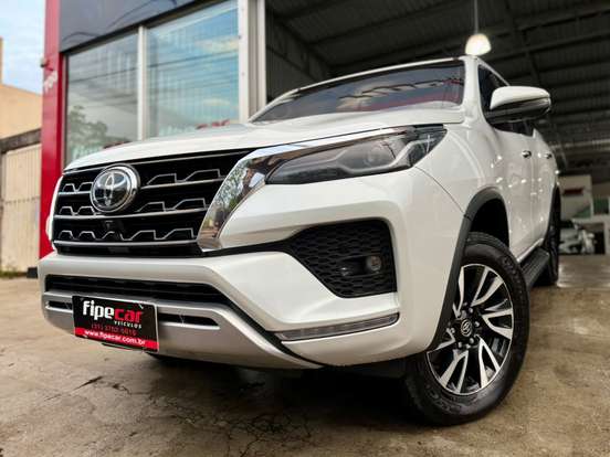TOYOTA-HILUX SW4-2.8 D-4D TURBO DIESEL SRX 7L 4X4 AUTOMÁTICO TOYOTA-HILUX SW4-2023