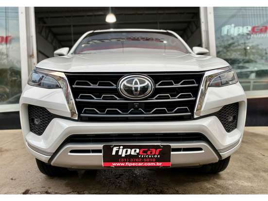 TOYOTA-HILUX SW4-2.8 D-4D TURBO DIESEL SRX 7L 4X4 AUTOMÁTICO TOYOTA-HILUX SW4-2023