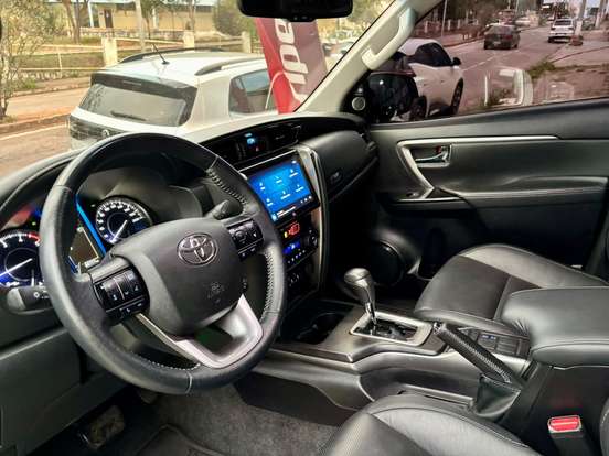 TOYOTA-HILUX SW4-2.8 D-4D TURBO DIESEL SRX 7L 4X4 AUTOMÁTICO TOYOTA-HILUX SW4-2023