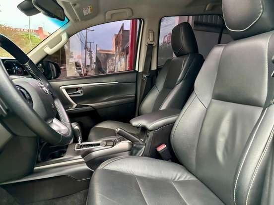 TOYOTA-HILUX SW4-2.8 D-4D TURBO DIESEL SRX 7L 4X4 AUTOMÁTICO TOYOTA-HILUX SW4-2023