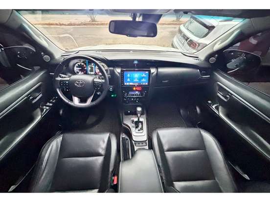 TOYOTA-HILUX SW4-2.8 D-4D TURBO DIESEL SRX 7L 4X4 AUTOMÁTICO TOYOTA-HILUX SW4-2023