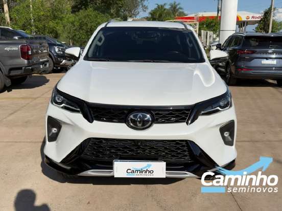 TOYOTA-HILUX SW4-2.8 D-4D TURBO DIESEL SRX PLATINUM 4X4 AUTOMÁTICO TOYOTA-HILUX SW4-2025