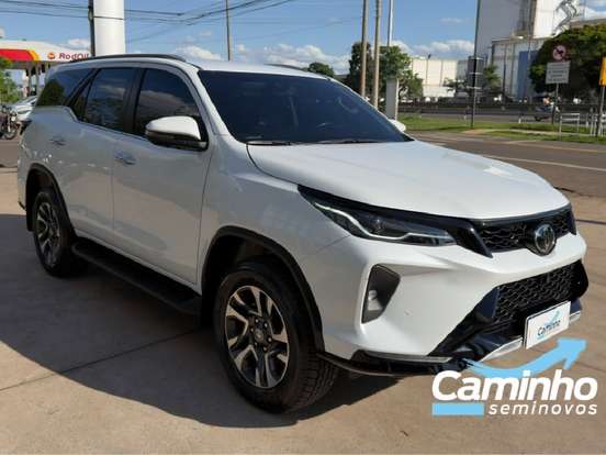 TOYOTA-HILUX SW4-2.8 D-4D TURBO DIESEL SRX PLATINUM 4X4 AUTOMÁTICO TOYOTA-HILUX SW4-2025
