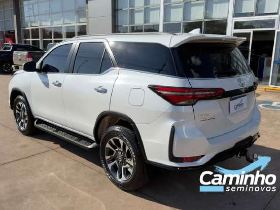 TOYOTA-HILUX SW4-2.8 D-4D TURBO DIESEL SRX PLATINUM 4X4 AUTOMÁTICO TOYOTA-HILUX SW4-2025