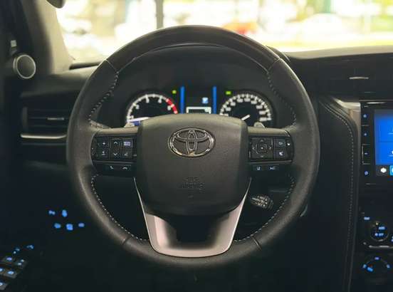 TOYOTA-HILUX SW4-2024