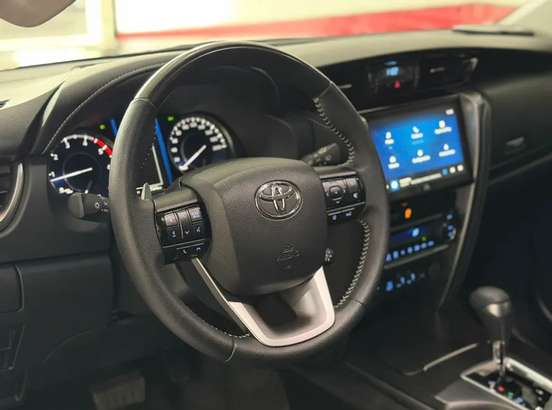 TOYOTA-HILUX SW4-2024