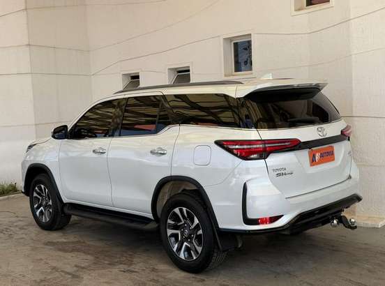 TOYOTA-HILUX SW4-2024