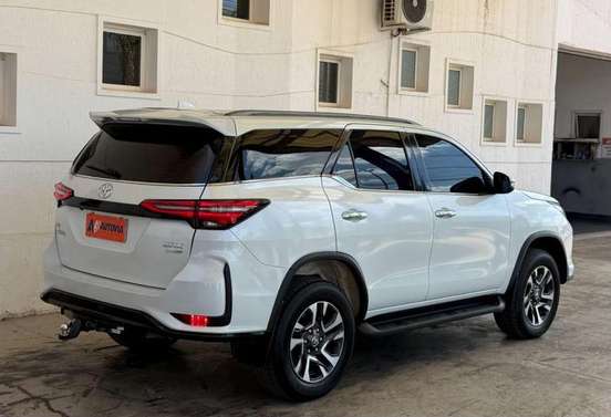 TOYOTA-HILUX SW4-2024