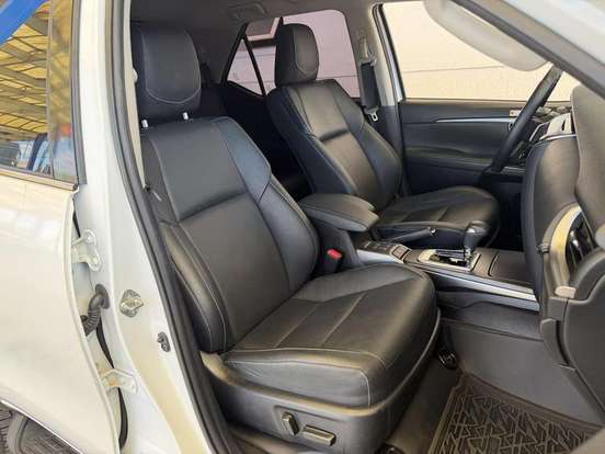 TOYOTA-HILUX SW4-2024