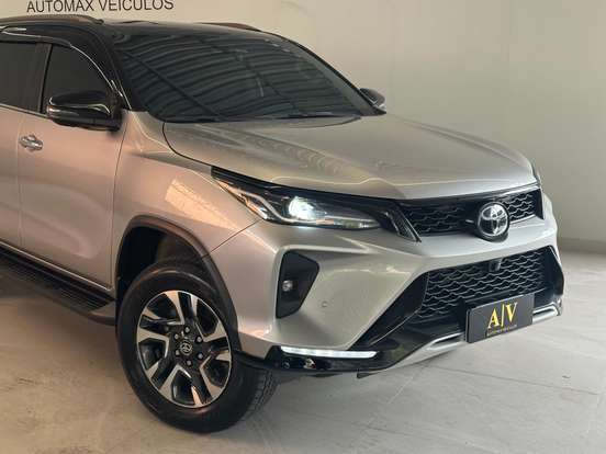 TOYOTA-HILUX SW4-2024
