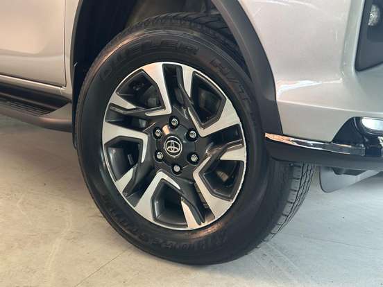 TOYOTA-HILUX SW4-2024