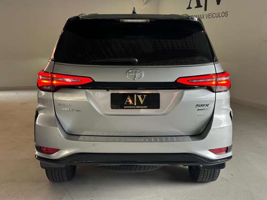 TOYOTA-HILUX SW4-2024