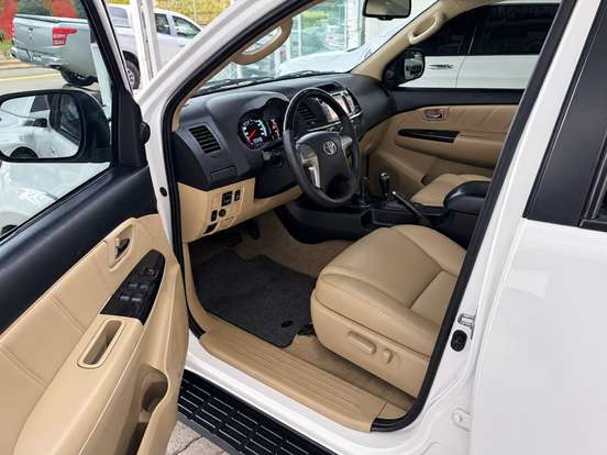 TOYOTA-HILUX SW4-2013