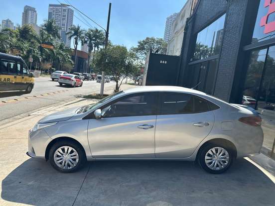TOYOTA-YARIS-2022