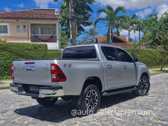 TOYOTA-HILUX-2.8 D-4D TURBO DIESEL CD SRX 4X4 AUTOMÁTICO TOYOTA-HILUX-2024
