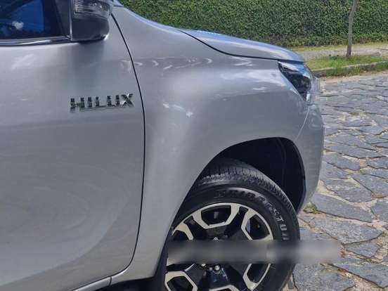 TOYOTA-HILUX-2.8 D-4D TURBO DIESEL CD SRX 4X4 AUTOMÁTICO TOYOTA-HILUX-2024