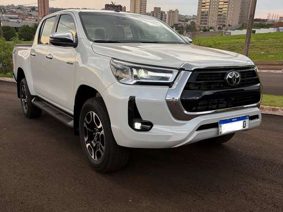 TOYOTA-HILUX-2.8 D-4D TURBO DIESEL CD SRX 4X4 AUTOMÁTICO TOYOTA-HILUX-2025