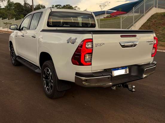 TOYOTA-HILUX-2.8 D-4D TURBO DIESEL CD SRX 4X4 AUTOMÁTICO TOYOTA-HILUX-2025