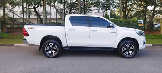 TOYOTA HILUX 2.8 SRX 4X4 CD 16V DIESEL 4P AUTOMÁTICO