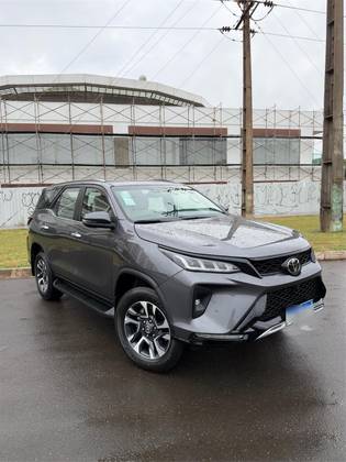 TOYOTA HILUX SW4 2.8 D-4D TURBO DIESEL DIAMOND 7L 4X4 AUTOMÁTICO