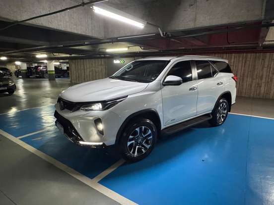 TOYOTA-HILUX SW4-2024