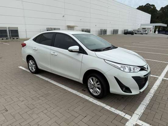 TOYOTA-YARIS-2019