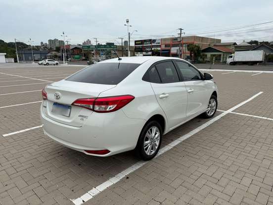 TOYOTA-YARIS-2019
