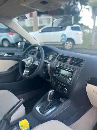 VOLKSWAGEN-JETTA-2011