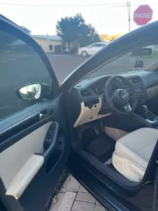 VOLKSWAGEN-JETTA-2011