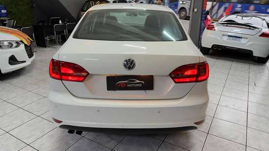 VOLKSWAGEN-JETTA-2012