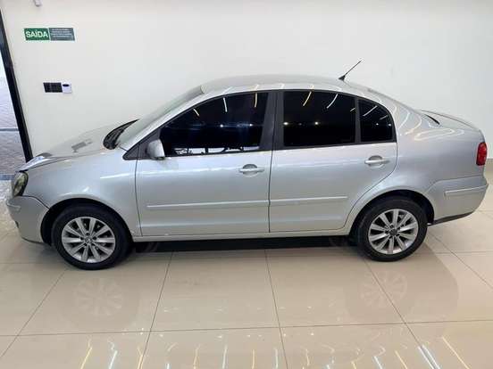 VOLKSWAGEN-POLO SEDAN-2011