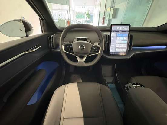 VOLVO-EX30-2025