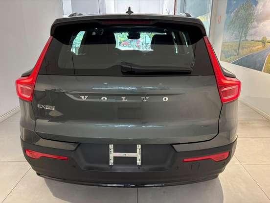 VOLVO-EX40-2026