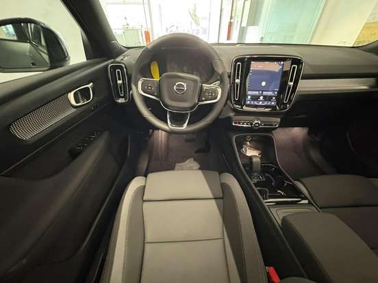 VOLVO-EX40-2026